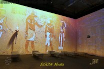 Ägyptische Götterbilder im Projektionsraum der Ausstellung; thematische Illustration zur VR-Reise (Bild: Stefan Siedler)