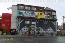 Bemalte Fassaden und unterschiedliche Baukörper prägen den Holzmarkt an der Spree. (Bild: Natalia Siedler)