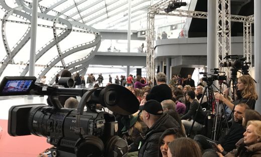 Publikum und Journalisten in der "Wolke"