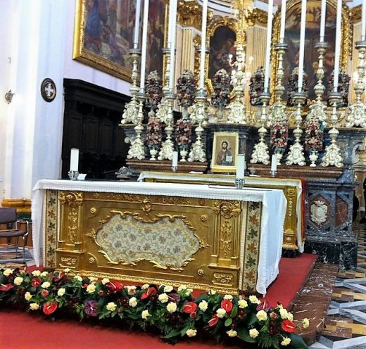 Prachvoll geschmückter Altar in der Herz-Jesu-Kirche in Rabat